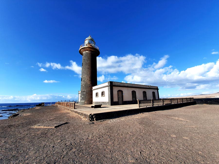 Fuerteventura im Januar Erfahrungen Klima: Leuchtturm auf der Halbinsel Jandía bei Sonnenschein