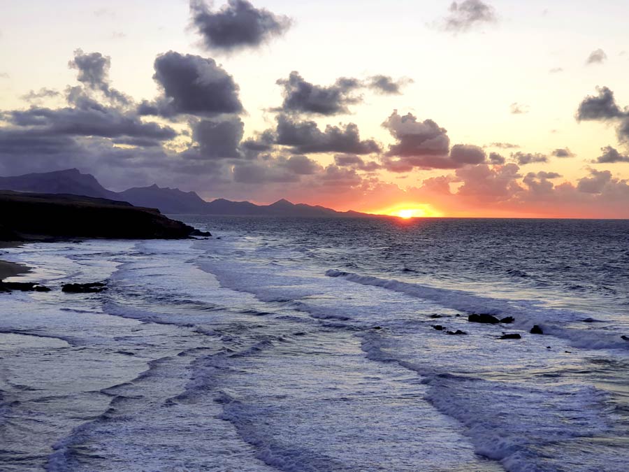 Fuerteventura im Januar Erfahrungen Klima: Sonnenuntergang hinter der Halbinsel Jandía