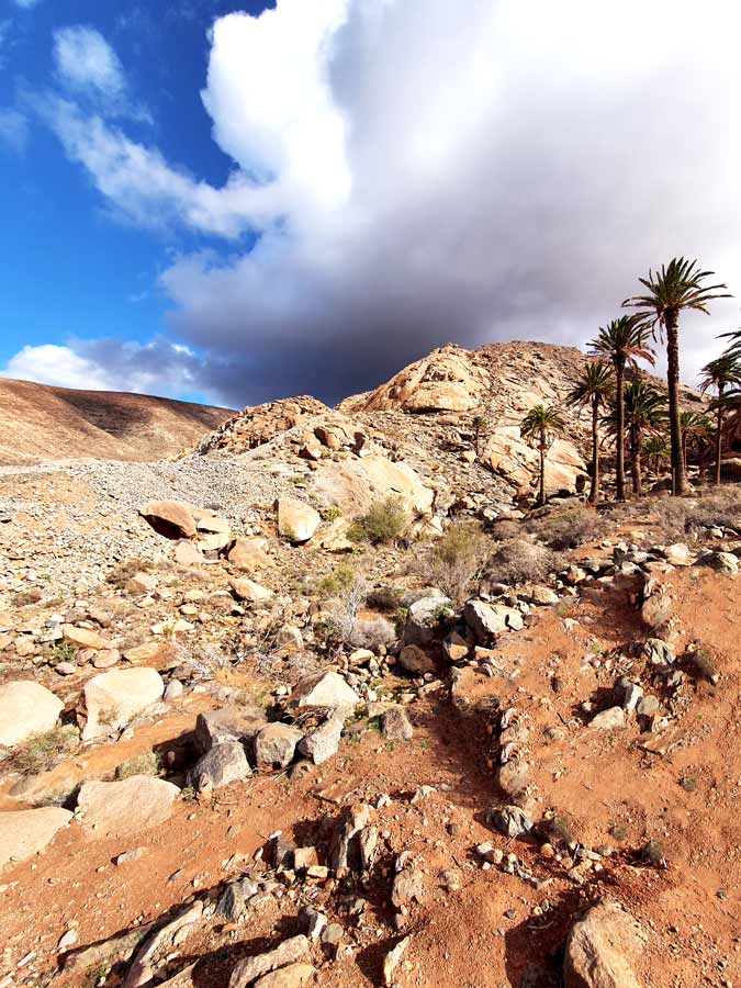 Fuerteventura im Januar Erfahrungen Klima: Dunkle Wolken bilden sich über der Schlucht Las Peñitas