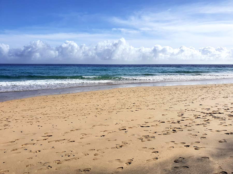 Badeurlaub auf Fuerteventura im Winter Erfahrungen: Breiter Sandstrand mit Regenschauern über dem Atlantik in der Ferne