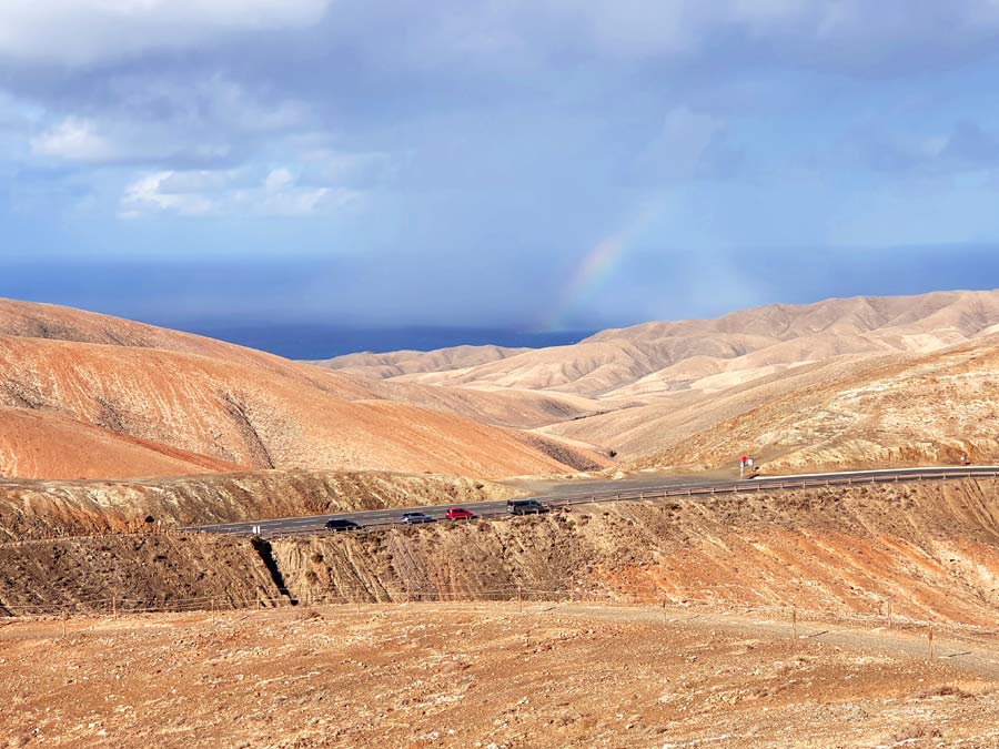 Fuerteventura im Winter Erfahrungen Klima: Regenschauer ziehen von Atlantik in Richtung Fuerteventura, es bildet sich ein Regenbogen