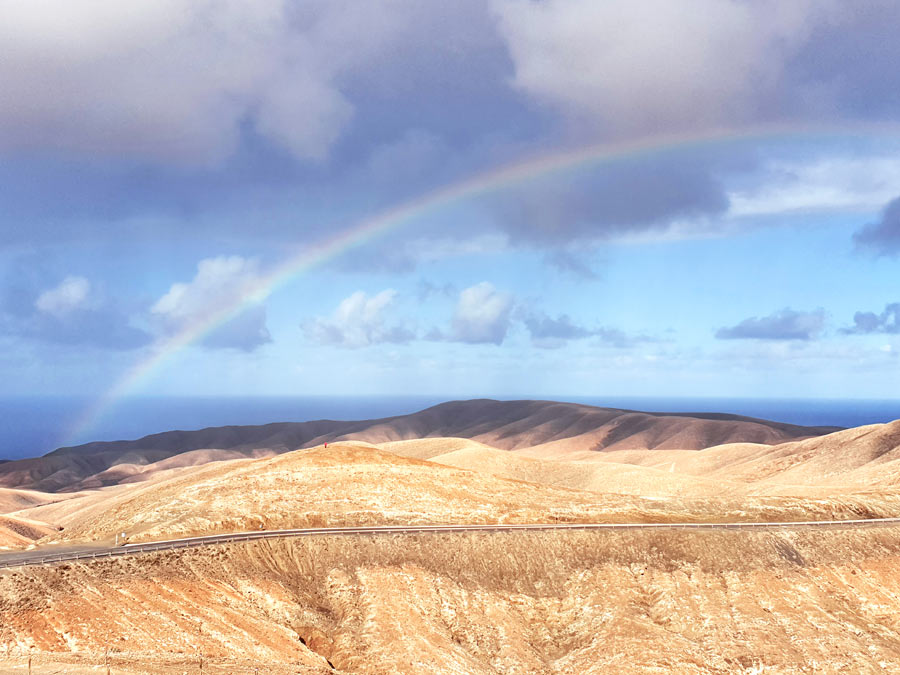 Fuerteventura im Winter Erfahrungen Klima: Sonnenschein und Regenbogen über dem Zentrum von Fuerteventura