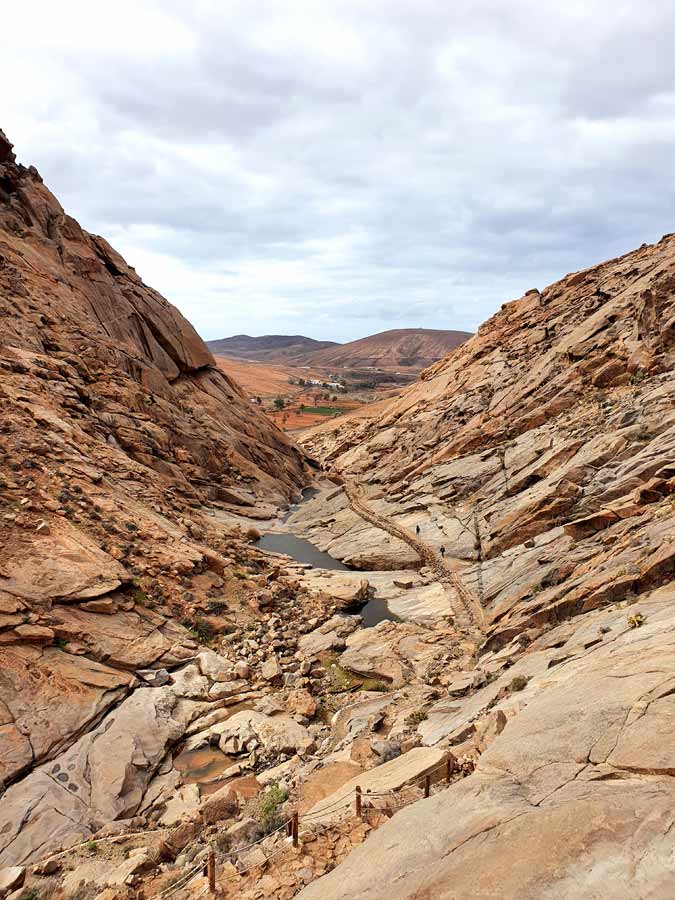 Fuerteventura im Winter Erfahrungen Klima: Schlucht von Las Peñitas unter einer tristen Wolkendecke