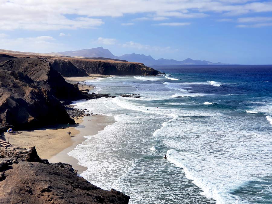 Fuerteventura im Winter: Surfer am wellenreichen Strand von La Pared