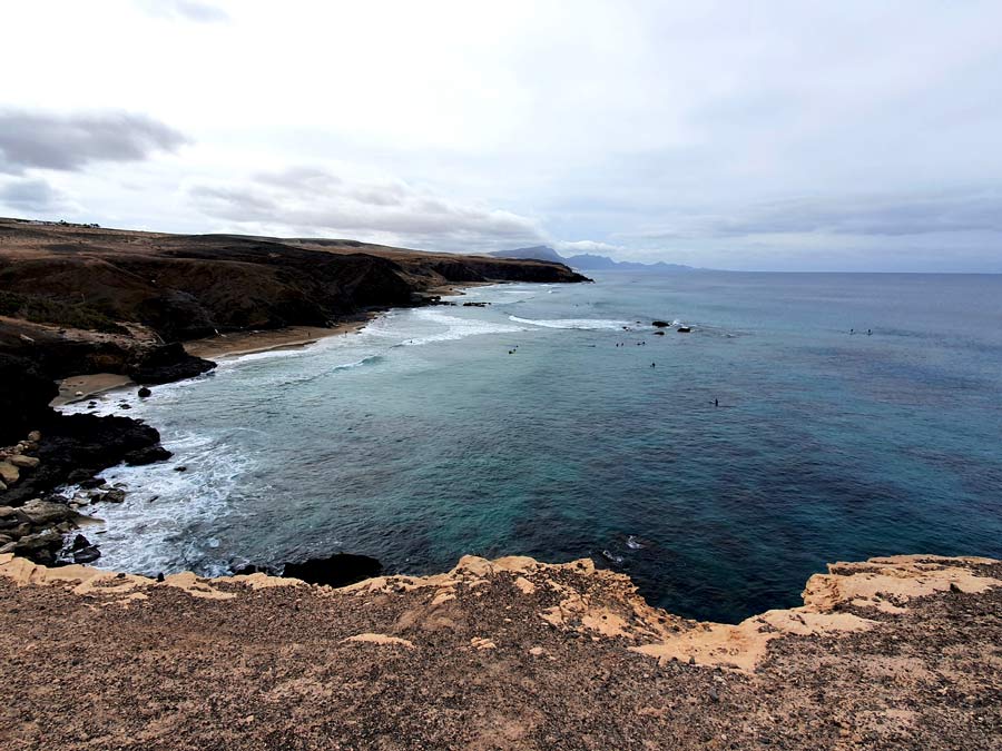 Fuerteventura im Winter: Surfer am Strand von La Pared