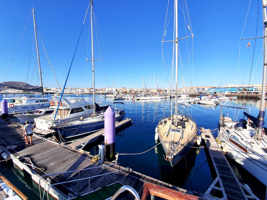 Fuerteventura wo übernachten: Hafen von Corralejo im Norden von Fuerteventura