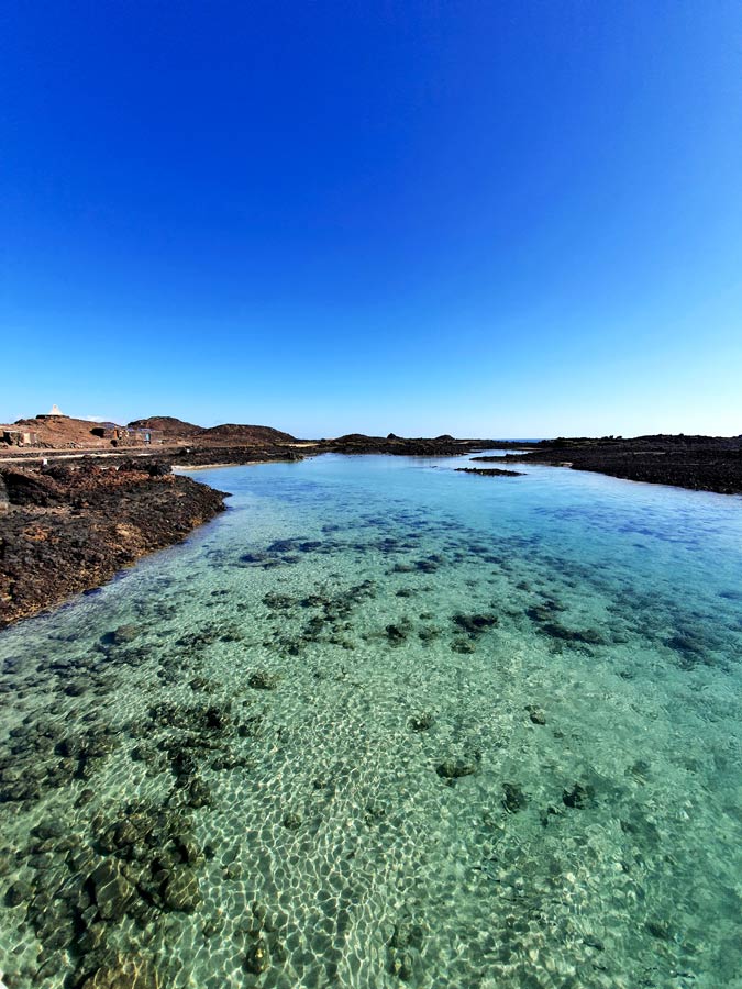 Ruhiger Badestrand auf der Nachbarinsel Lobos