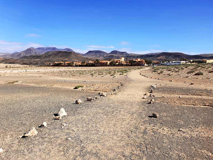 Fuerteventura wo übernachten - Fuerteventura Hotels abseits vom Massentourismus: Kleine Ortschaft La Pared mit Bergen im Hintergund