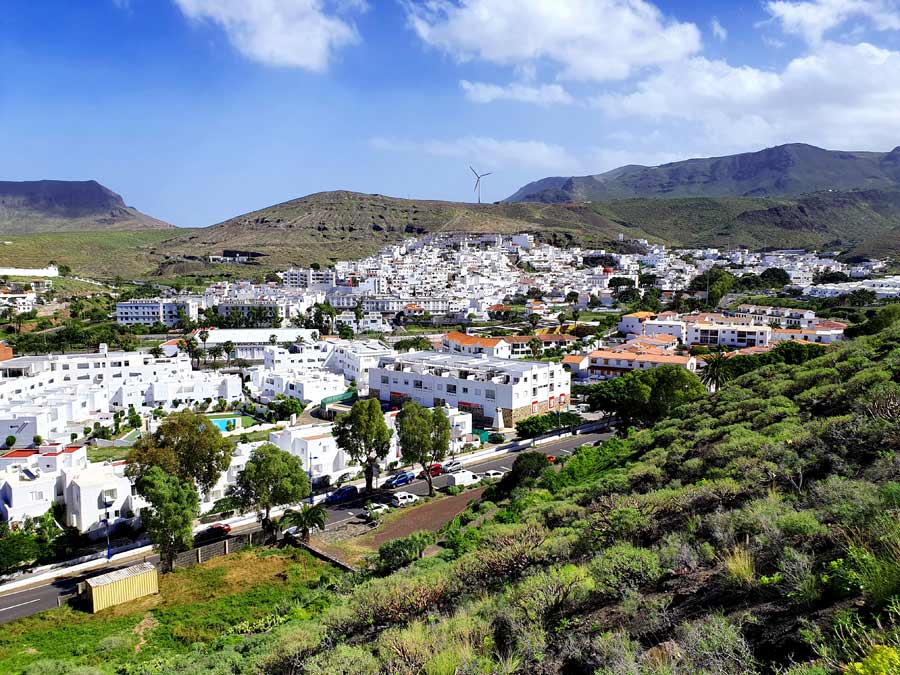 Gran Canaria wo übernachten - Gran Canaria Tipps Unterkunft: Dorf Agaete mit weissen Häusern im grünen Tal Valle de Agaete im Nordwesten von Gran Canaria