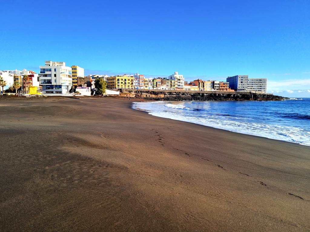 Gran Canaria wo übernachten: Dunkler Sandstrand Playa de la Garita im Osten von Gran Canaria