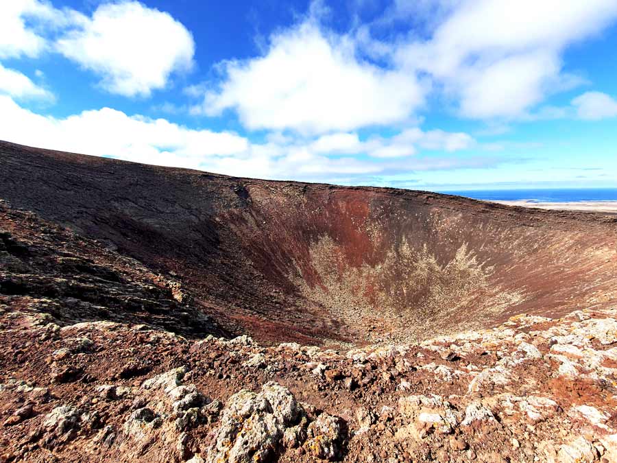 Fuerteventura Aktivitäten - Tipps für Aktivurlaub - was tun auf Fuerteventura: Rot leuchtender Vulkankrater Calderon Hondo im Norden von Fuerteventura