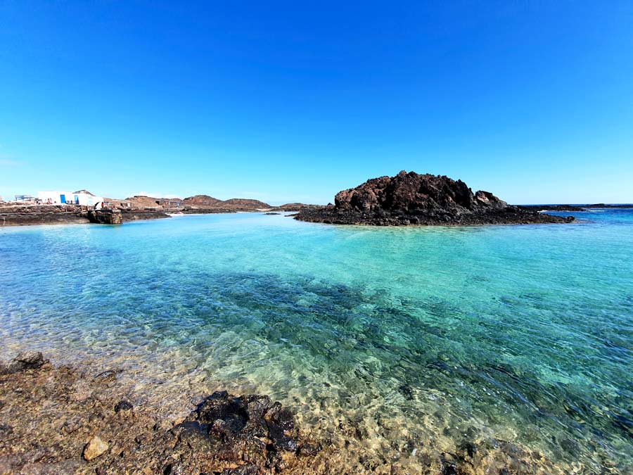 Fuerteventura Aktivitäten und Ausflüge - was tun auf Fuerteventura: Türkis schimmerndes, ruhiges Meerwasser auf der Insel Lobos