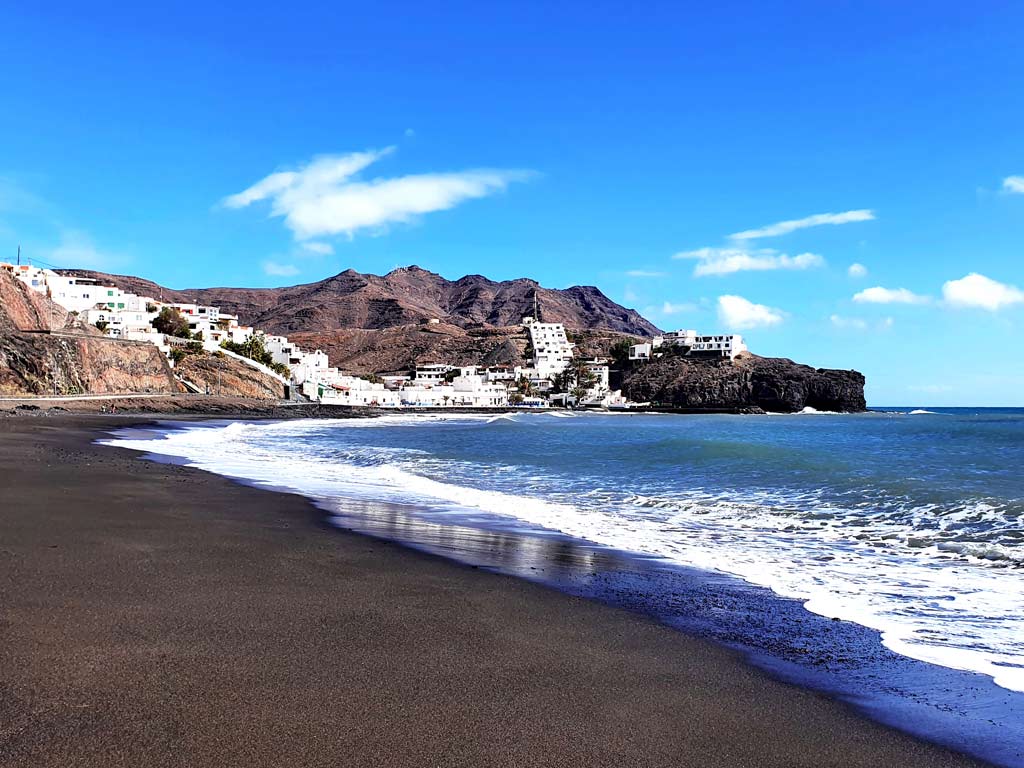 Fuerteventura Aktivitäten und Sehenswürdigkeiten - Tipps für Aktivurlaub abseits Massentourismus: Kleine Ortschaft Las Playitas am dunklen Lavasandstrand auf Fuerteventura