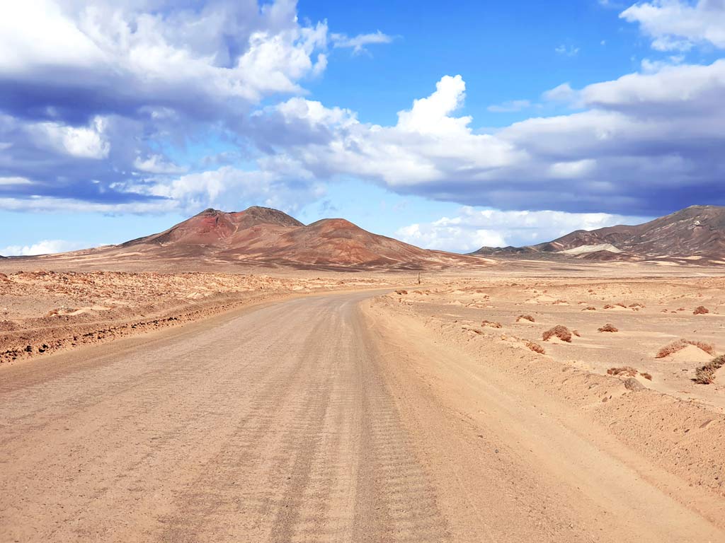 Fuerteventura Aktivitäten abseits des Massentourismus: Erkundet die sandigen Schotterpisten im Süden der Insel mit einem Offroad-Fahrzeug