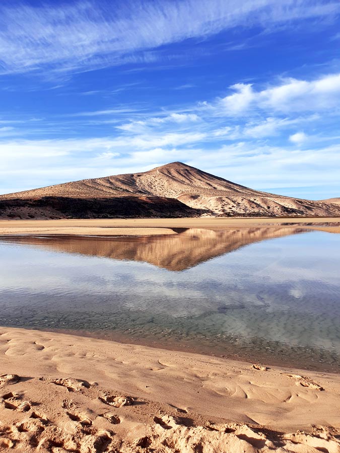 Fuerteventura Aktivitäten und Sehenswürdigkeiten - was tun auf Fuerteventura: Sanddüne spiegelt sich in der Lagune der Playa de Sotavento