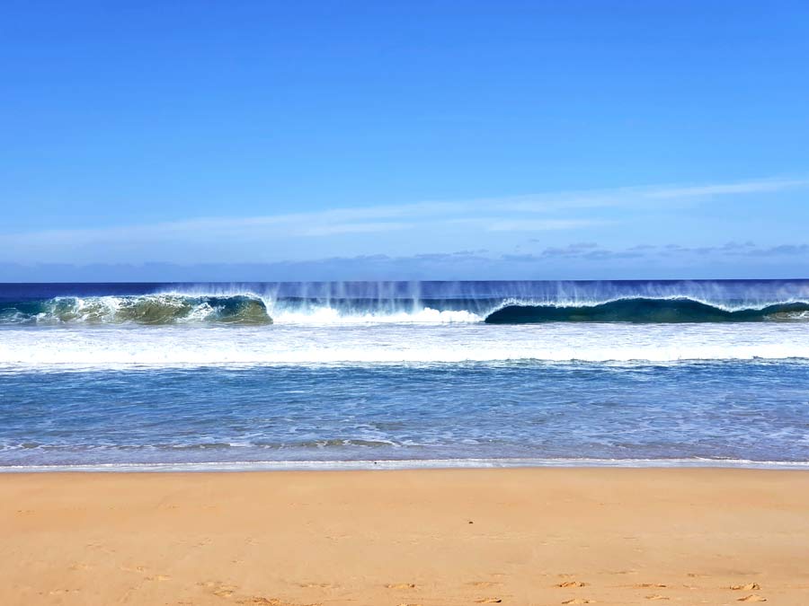 Fuerteventura Aktivitäten Surfen - was tun auf Fuerteventura: Hohe Welle am hellen Sandstrand