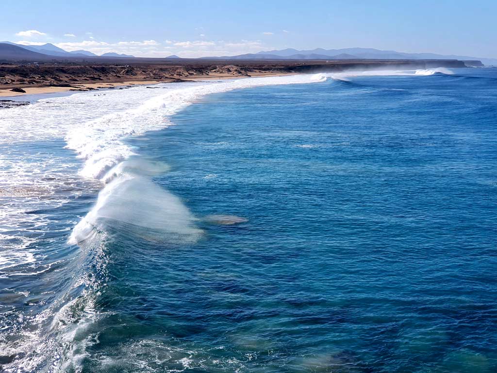 Fuerteventura Aussichtspunkte: Blick auf die langen Wellen vor der Küste bei El Cotillo im Nordwesten von Fuertevenutra