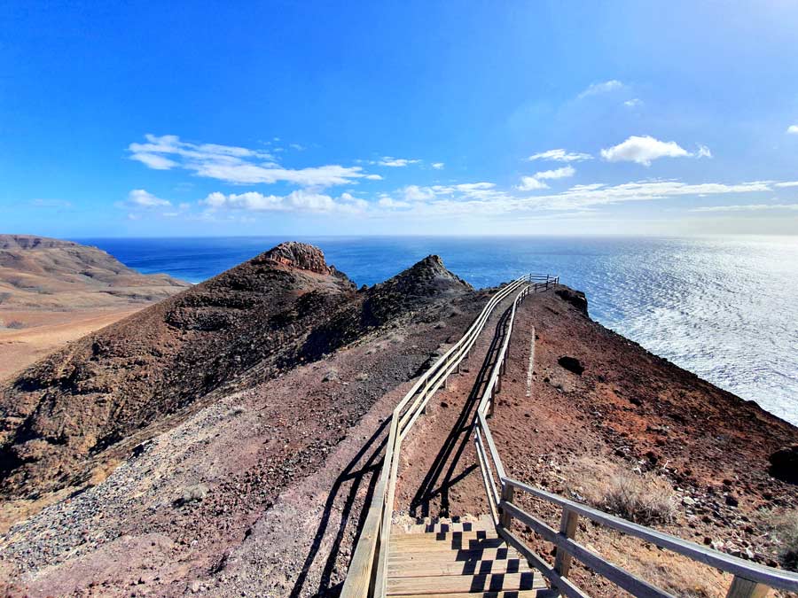 Fuerteventura Aussichtspunkte: Treppe zum Aussichtspunkt an der Küste beim Leuchtturm Faro de Entallada