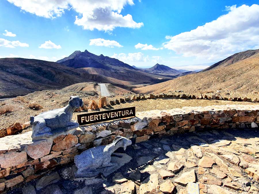 Fuerteventura Aussichtspunkte: Mirador Astronomico de Sicasumbre mit Blick Richtung Süden auf den gleichnamigen Montaña Sicasumbre