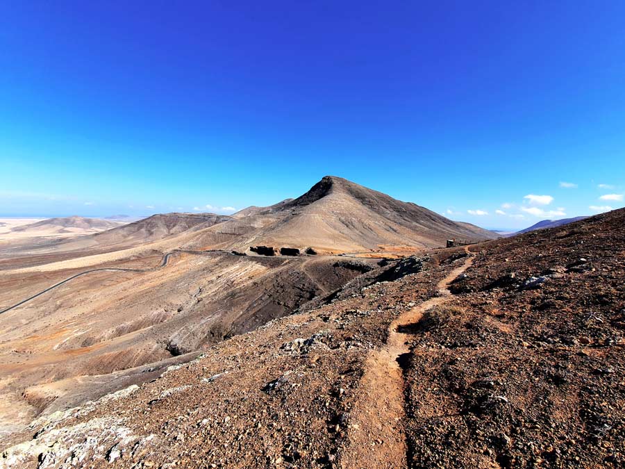 Fuerteventura Aussichtspunkte: Kurzer Aufstieg vom Parkplatz zur Aussichtsplattform beim Mirador de Vallebron