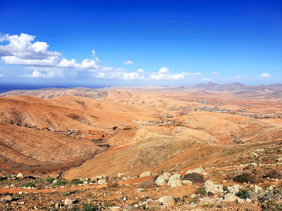 Fuerteventura Aussichtspunkte: Vom Mirador de Guise y Ayose blickt ihr über die orange leuchtende Hügellandschaft im Westen der Insel