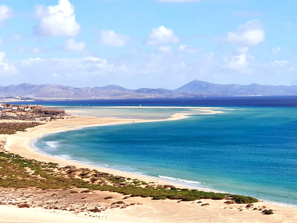 Fuerteventura Aussichtspunkte: Traumhafter Ausblick auf die Lagune mit den Sandbänken an der Playa de Sotavento de Jandia im Südosten von Fuerteventura