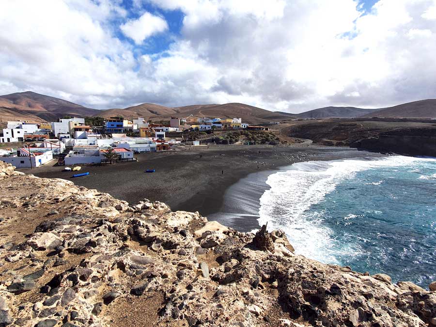 Fuerteventura schönste Orte abseits des Massentourismus: Küstenort Ajuy hinter dem dunklen Lavasandstrand