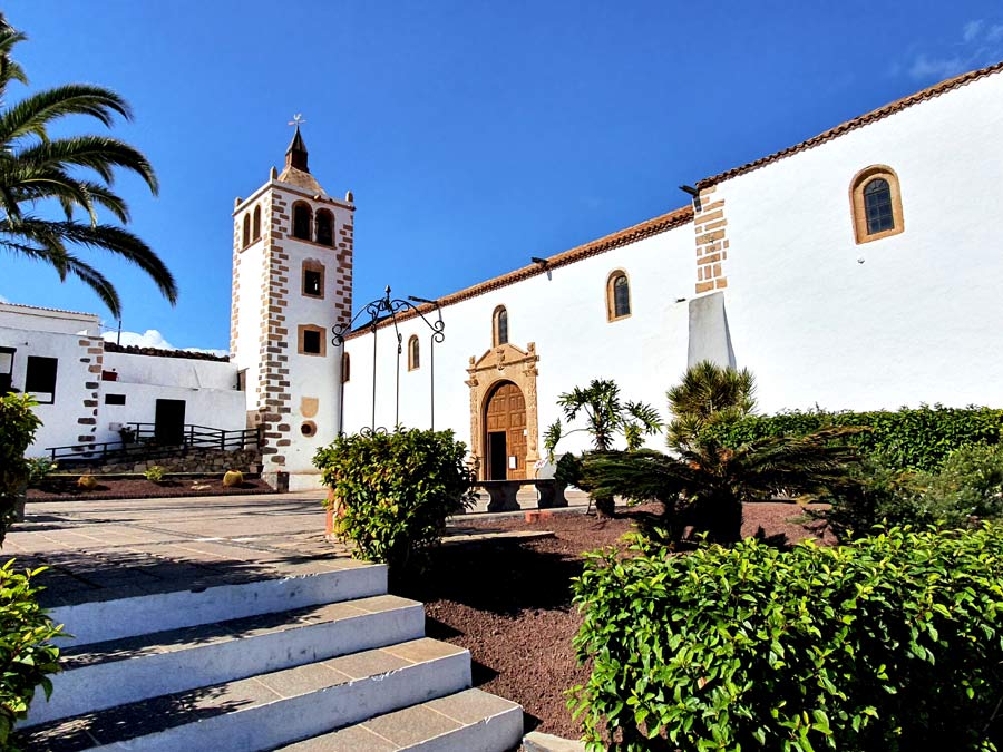 Fuerteventura schönste Orte abseits des Massentourismus: Kirche mit Dorfplatz in Betancuria