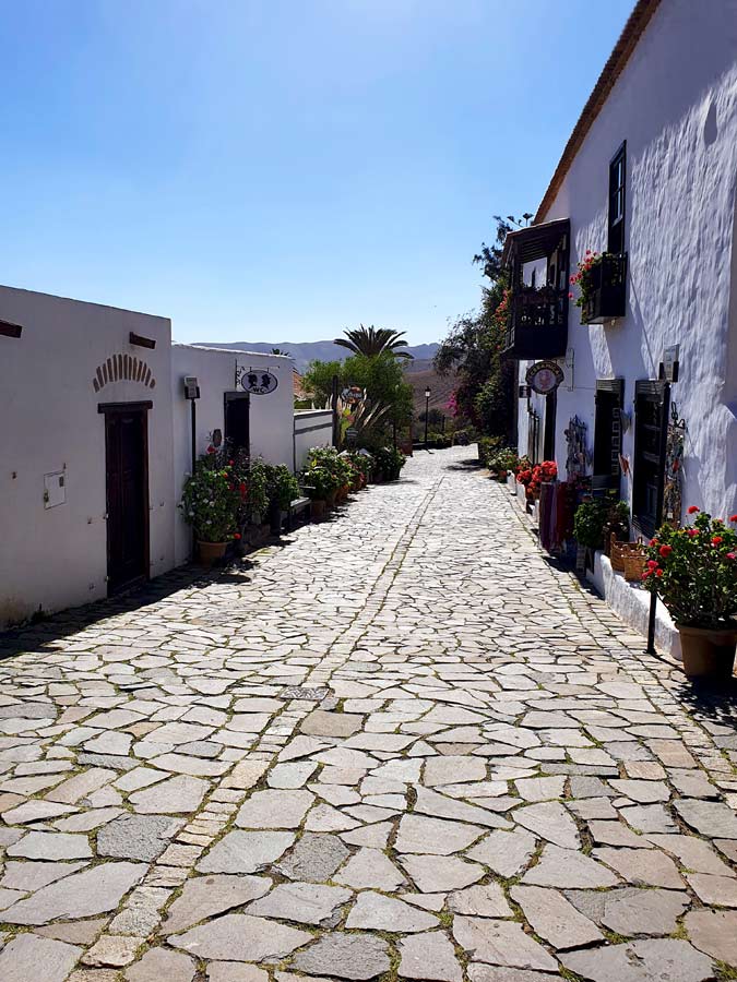 Fuerteventura schönste Orte abseits des Massentourismus: Gasse mit Holzbalkon in Betancuria, der ehemaligen Hauptstadt von Fuerteventura