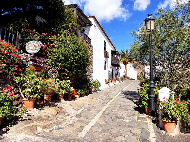 Fuerteventura schönste Orte abseits des Massentourismus: Mit Blumen geschmückte Gasse in Betancuria, der ehemaligen Hauptstadt von Fuerteventura