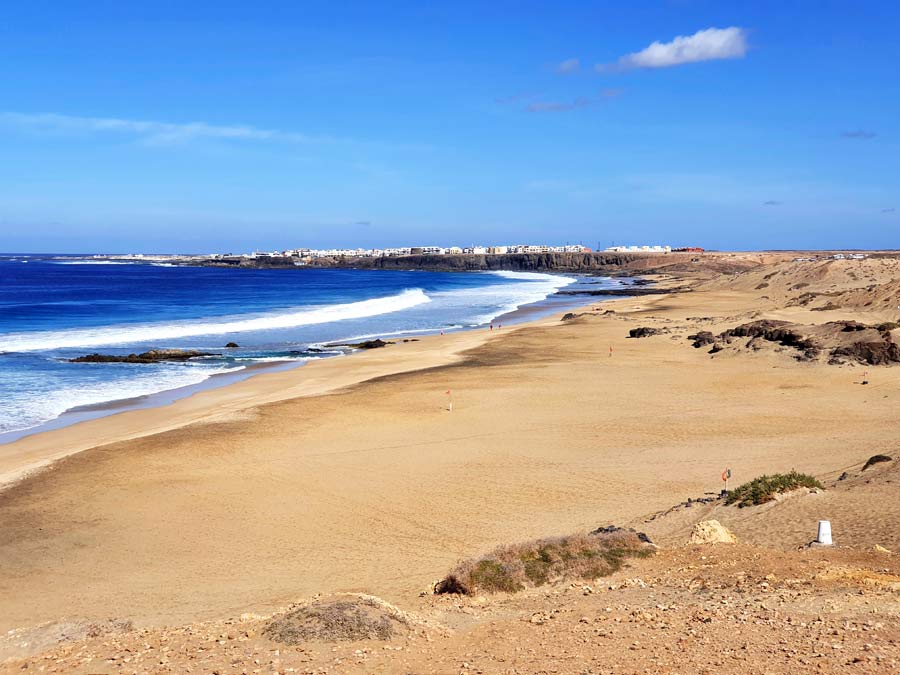 Fuerteventura schönste Orte abseits des Massentourismus: Blick auf den Küstenort El Cotillo vom Strand aus