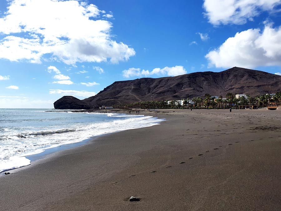 Fuerteventura schönste Orte abseits des Massentourismus: Dunkler Lavasandstrand in Las Playitas