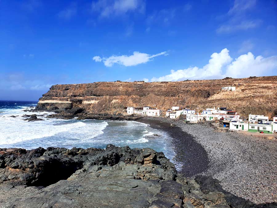 Schönste Orte Fuerteventura abseits des Massentourismus: Ausblick von den Felsen auf den schönen Ort Los Molinos in einer Bucht im Westen von Fuerteventura