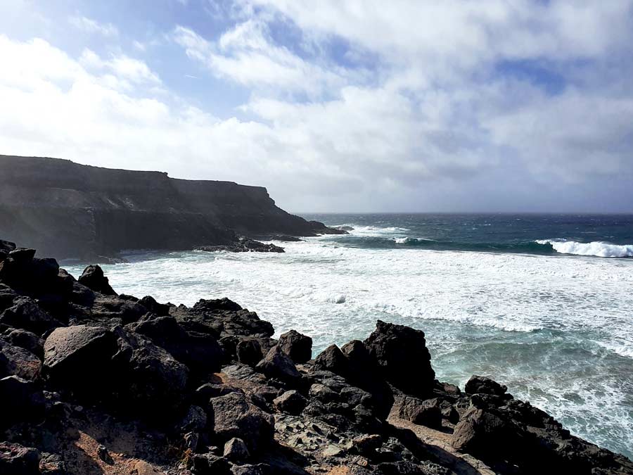 Schönste Orte Fuerteventura abseits des Massentourismus: Raue Westküste mit schroffen Steilklippen bei Los Molinos auf Fuerteventura