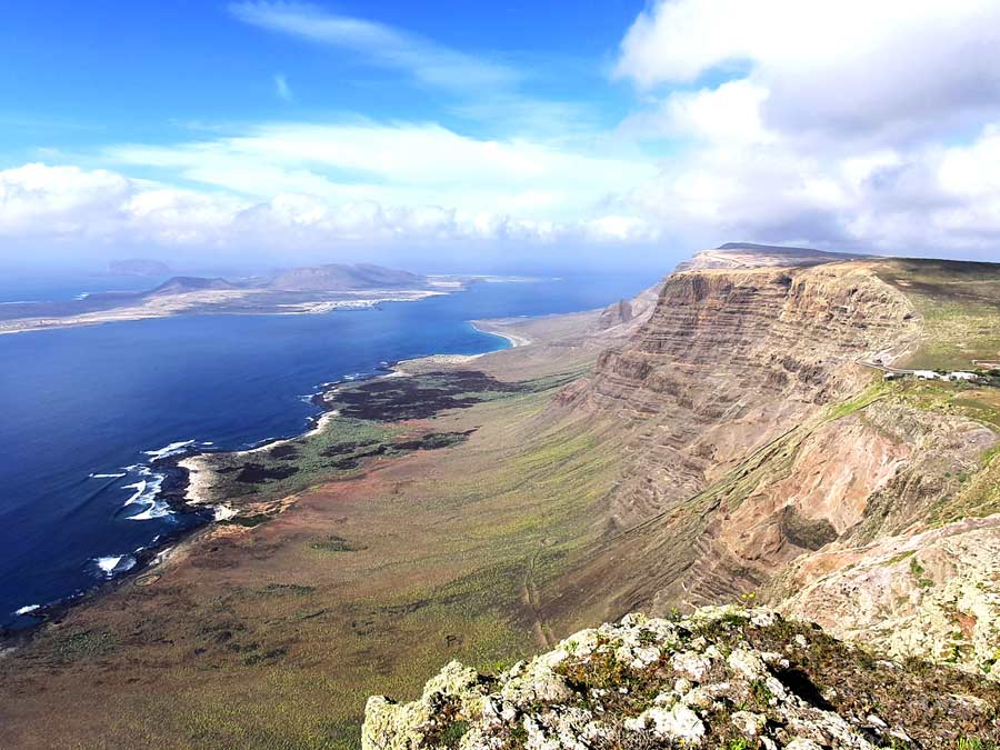 Lanzarote im Februar Erfahrungen Wetter: Wolken ziehen im Norden der Insel auf und bringen kurze Regenschauer mit sich