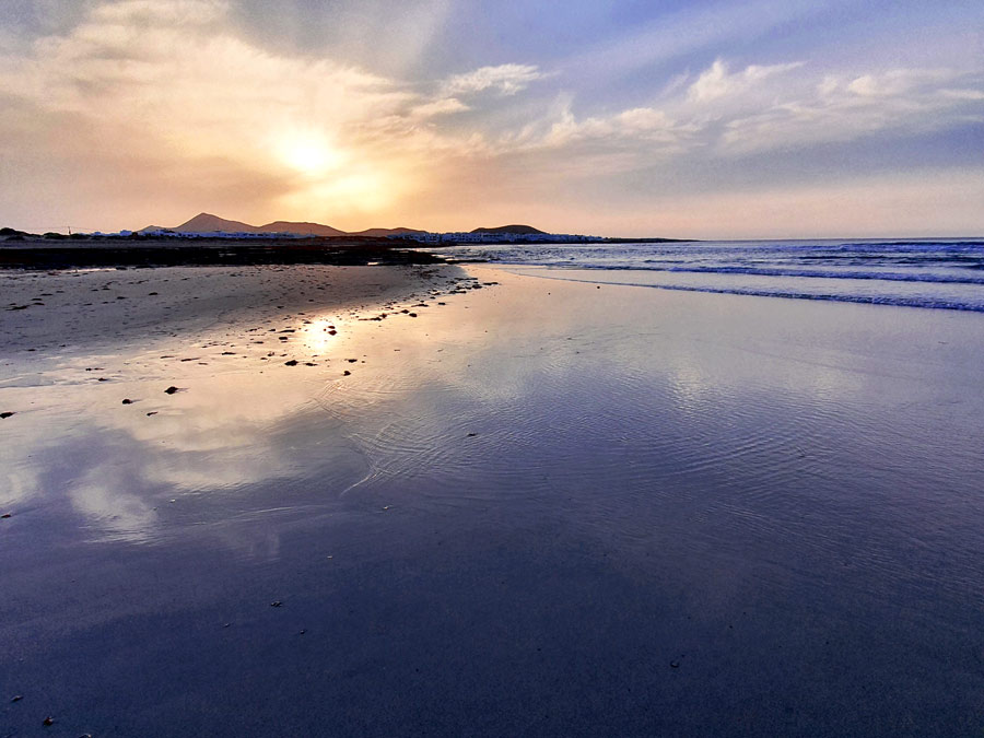 Lanzarote im Januar Erfahrungen Klima: Sonnenuntergang auf Lanzarote im Winter bereits um 18.15 h.