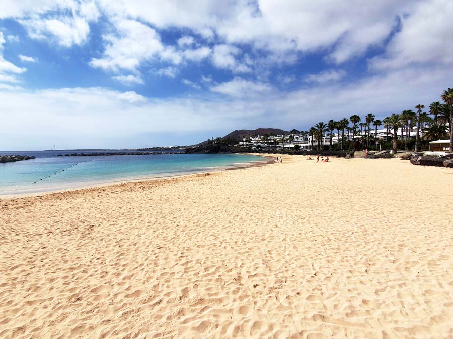 Lanzarote im Winter Baden Erfahrungen: Breiter Sandstrand auf Lanzarote im Winter