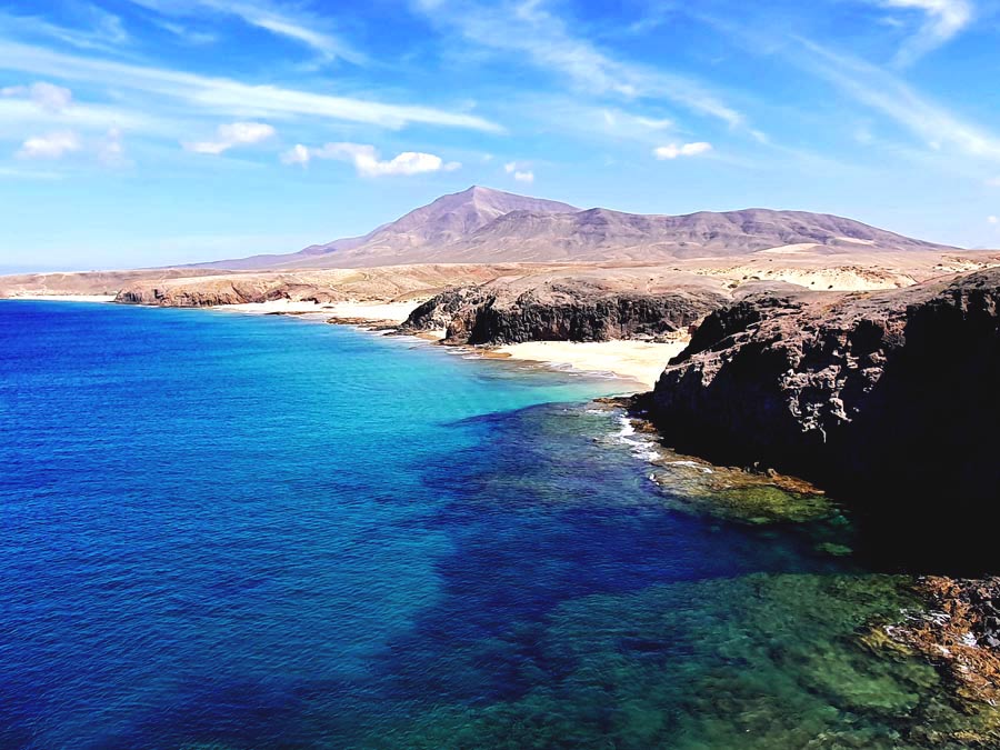 Lanzarote im Winter Erfahrungen Klima: Strahlend blauer Himmel und Sonnenschein mit nur wenigen Wolken auf Lanzarote im Winter