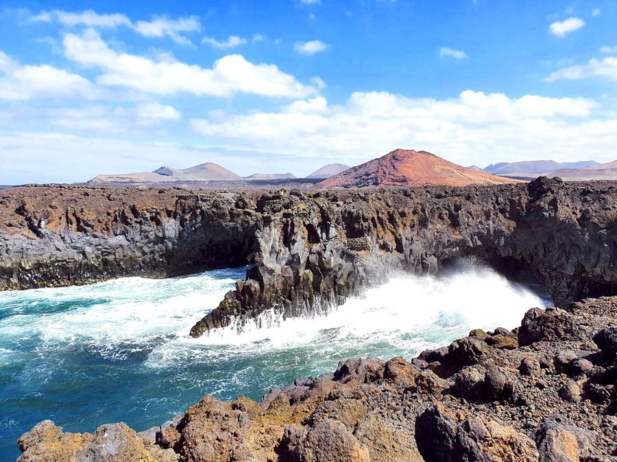 Lanzarote im Winter Erfahrungen Klima: Ein typisches Bild - Sonnenschein an der Küste und Wolken im Zentrum der Insel auf Lanzarote im Winter