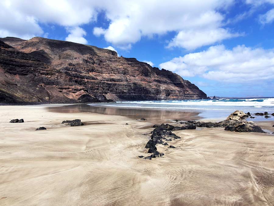 Lanzarote im Winter Erfahrungen Klima: Sonnenschein und Wolken am Surferstrand