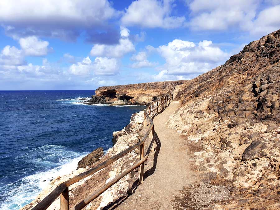 Schönste Orte Fuerteventura Ajuy: Küstenweg mit Geländer zu den Höhlen von Ajuy