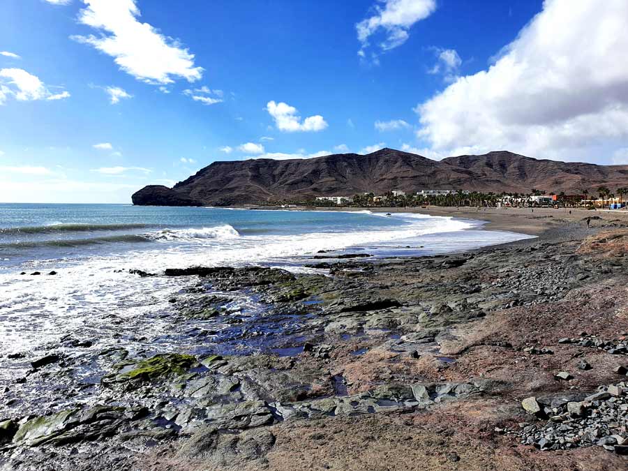 Schönste Orte Fuerteventura abseits des Massentourismus: Dunkler Lavasandstrand in Las Playitas