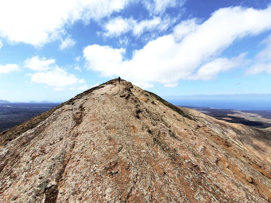 Beste Reisezeit Lanzarote: Aufstieg auf den Vulkankrater bei starkem Wind auf Lanzarote im März