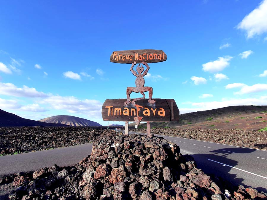 Beste Reisezeit Lanzarote: Strahlend blauer Himmel und Sonnenschein im Timanfaya Nationalpark auf Lanzarote im März