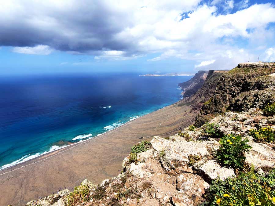 Lanzarote im März Erfahrungen: Dunkle Wolken und Regenschauer ziehen vom Atlantik über den Norden der Insel