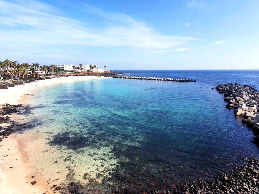 Lanzarote im März Erfahrungen: Ruhige Buchten laden zum Baden ein. Allerdings ist das Wasser auf Lanzarote im März nur ca. 18 °C.