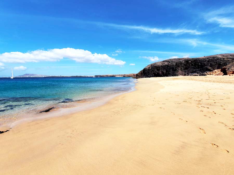 Lanzarote im März Erfahrungen: Weitläufiger heller Sandstrand im Süden von Lanzarote bei Sonnenschein im März