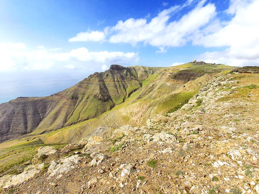 Lanzarote im Frühling beste Reisezeit: Der Norden von Lanzarote im März ist überraschend grün. Im Frühling geniesst ihr hier zahlreiche Sonnenstunden.