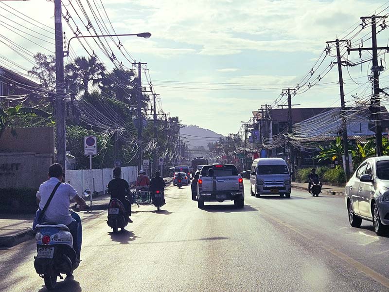 Autofahren Thailand Erfahrungen: Dichter Strassenverkehr in Thailand bei Linksverkehr