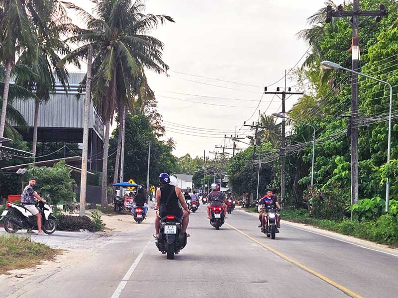 Autofahren Thailand Tipps: Zahlreiche Motorräder auf den Strassen Thailands